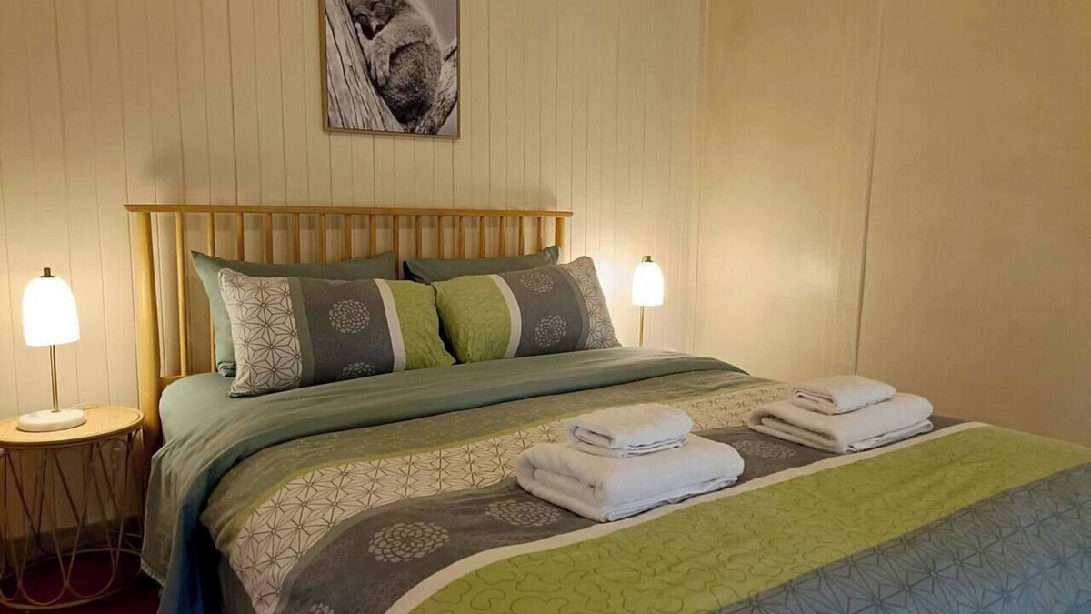 Kalimna House | TimberLoo Cottage 5 (1 Queen Bed) SPA & Wood Stove