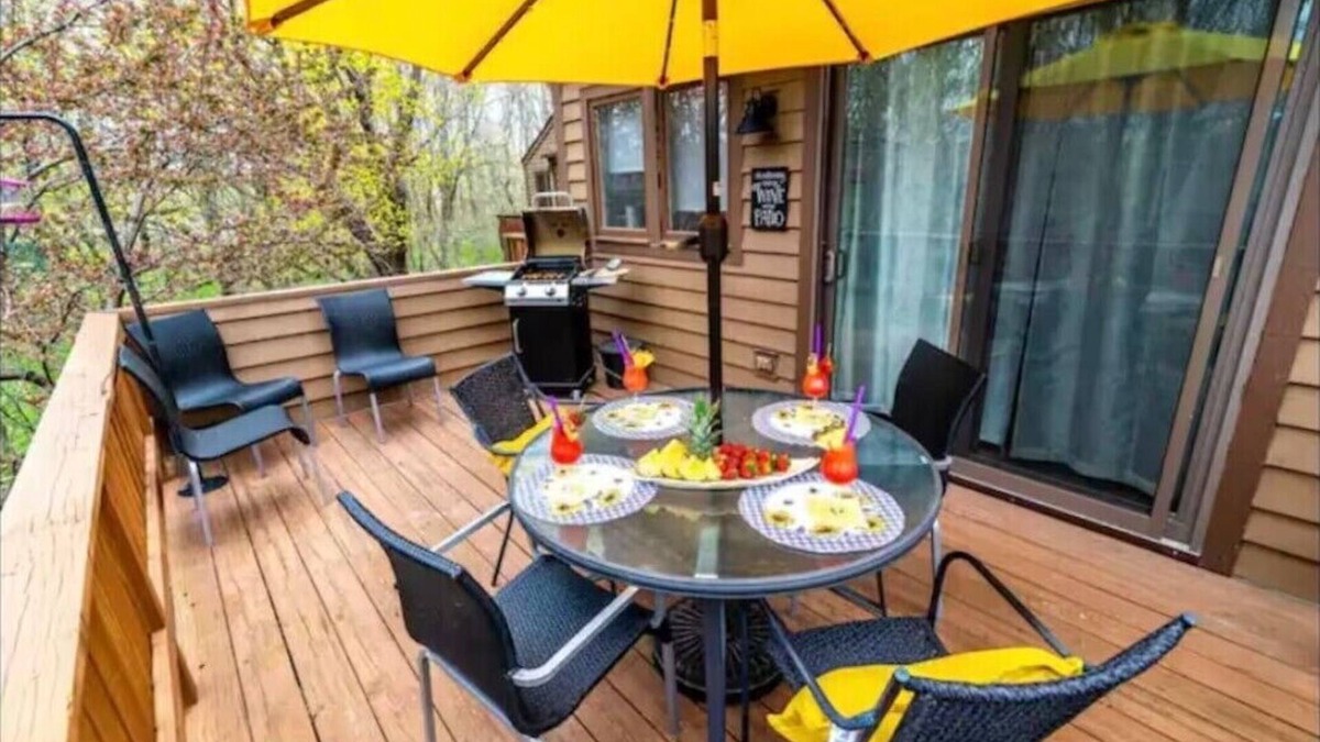The Galena Territory House | Time for Fall Fun! 2 Decks, Gas Grill & Walk 2 Plum Cove Park on Lake Galena!