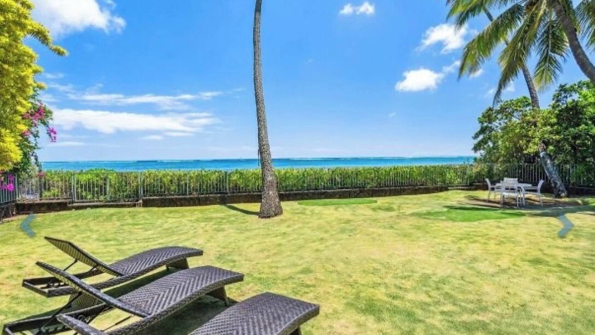 Eastern Honolulu House | Timeless Ossipoff, Beachfront Oasis