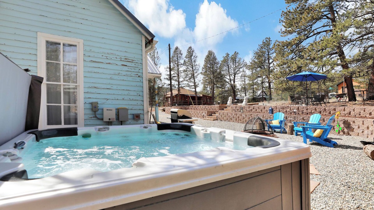 Pine Cabin | Timeless Pineview Cottage | Hot Tub & Pet Friendly