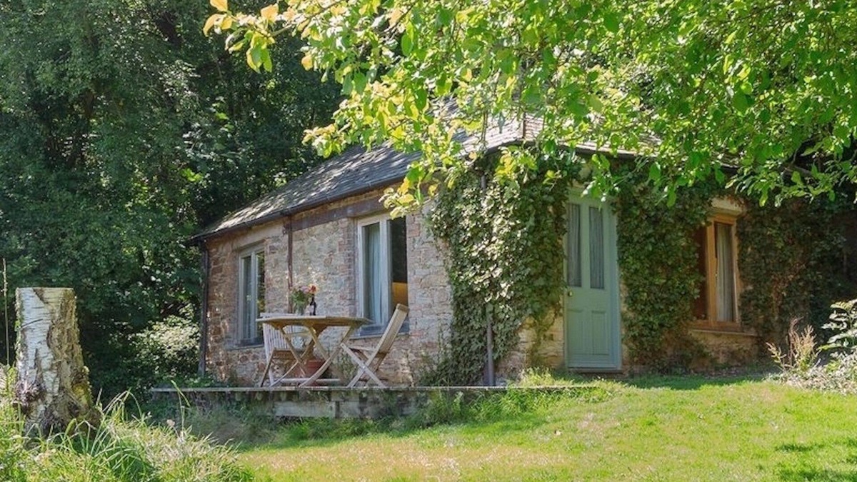 Morwellham Cottage | Tin mine riverside retreat, log fires, views, wildlife, ruins, pet-friendly