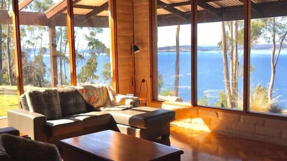 Tinderbox House | Tinderbox Cliff House Waterside 25mins to City.