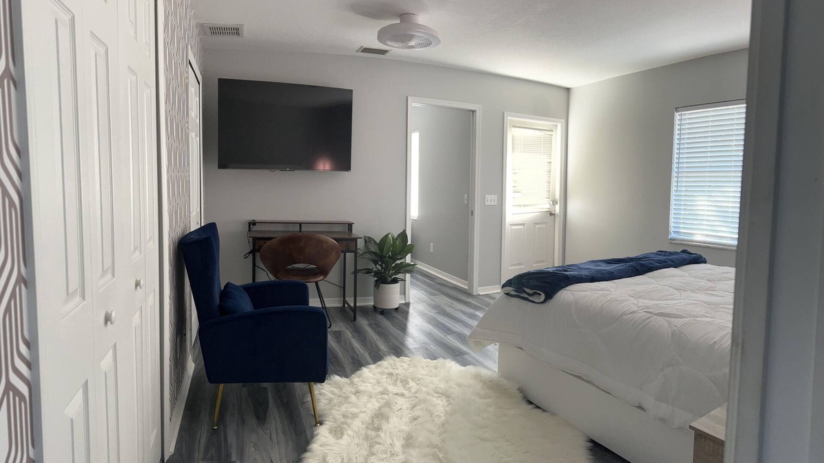 Fullers Earth Apartment | Tiny Apartment with Pool.