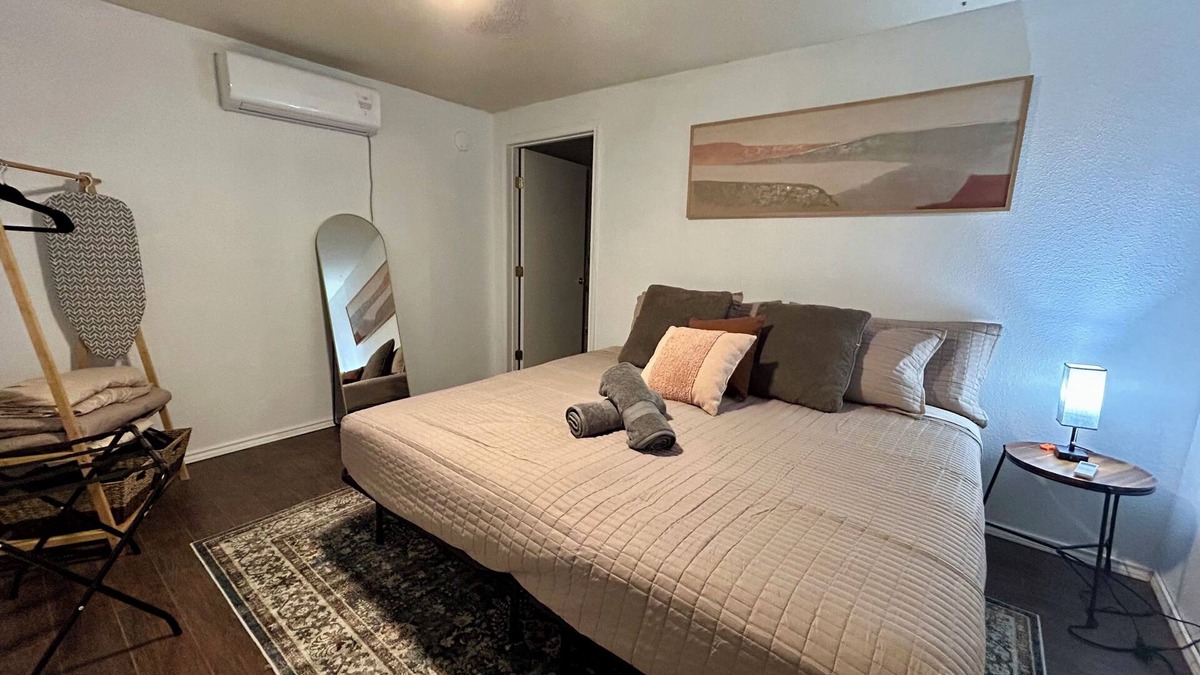 West Odessa Cabin | Tiny Cabin - King bed - Corn Hole - Pets Ok
