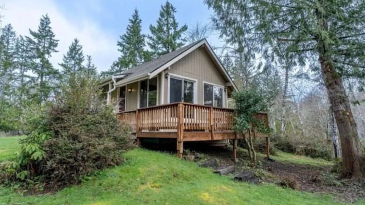 Lakebay Cabin | Tiny cabin on hideaway island in Washington!