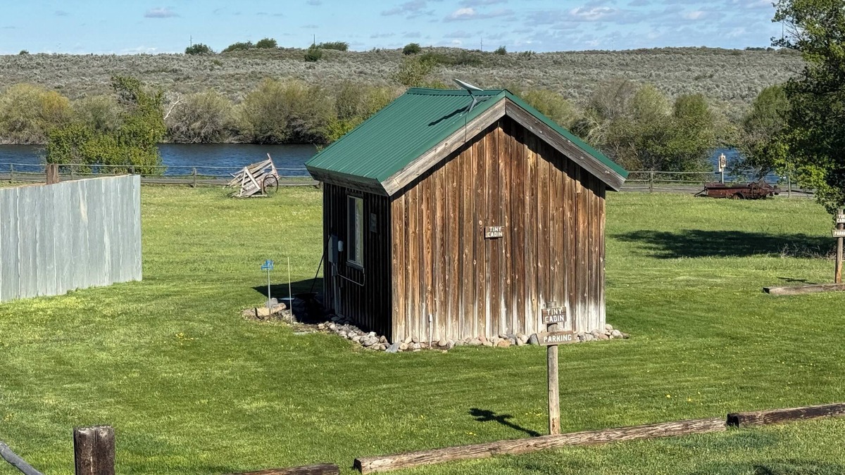 Chester Cabin | Tiny Cabin on the River (EV, Dog Friendly), Tiny Cabin on the River