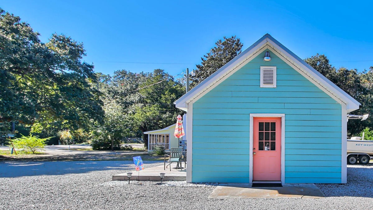 Murrells Inlet Cottage | Tiny cottage with King bed, kitchen, dog friendly