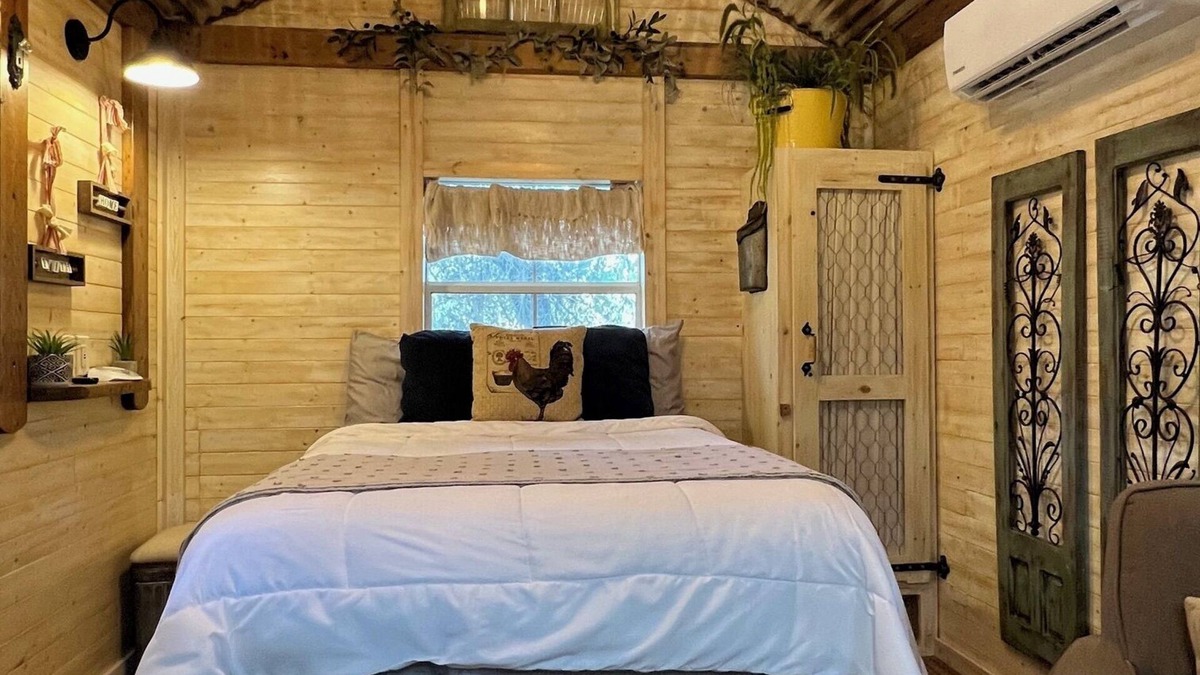 Granbury Cabin | Tiny Farmhouse Pickleball Court and Pet Friendly!