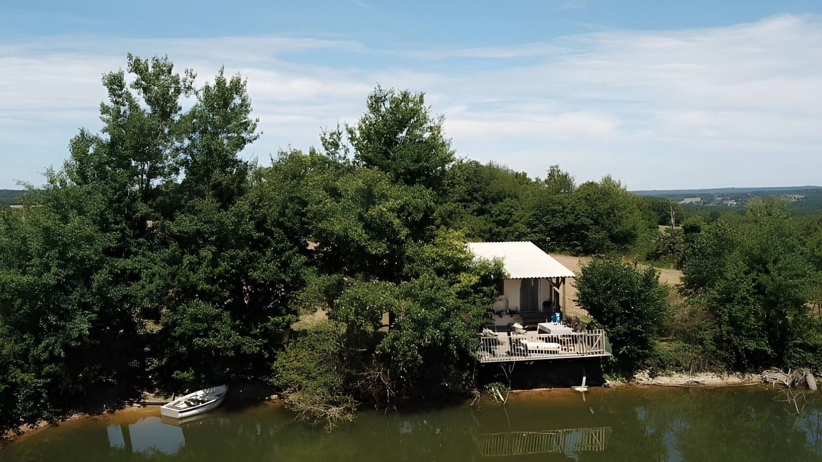 Champsac House | Tiny Home 'Bord De L'étang - Iri' with Lake View, Shared Pool and Private Terrace