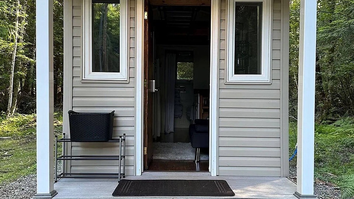 Greenwater Cabin | Tiny Home in the wilderness, 20min outside Mt. Rainer and Crystal Mountain