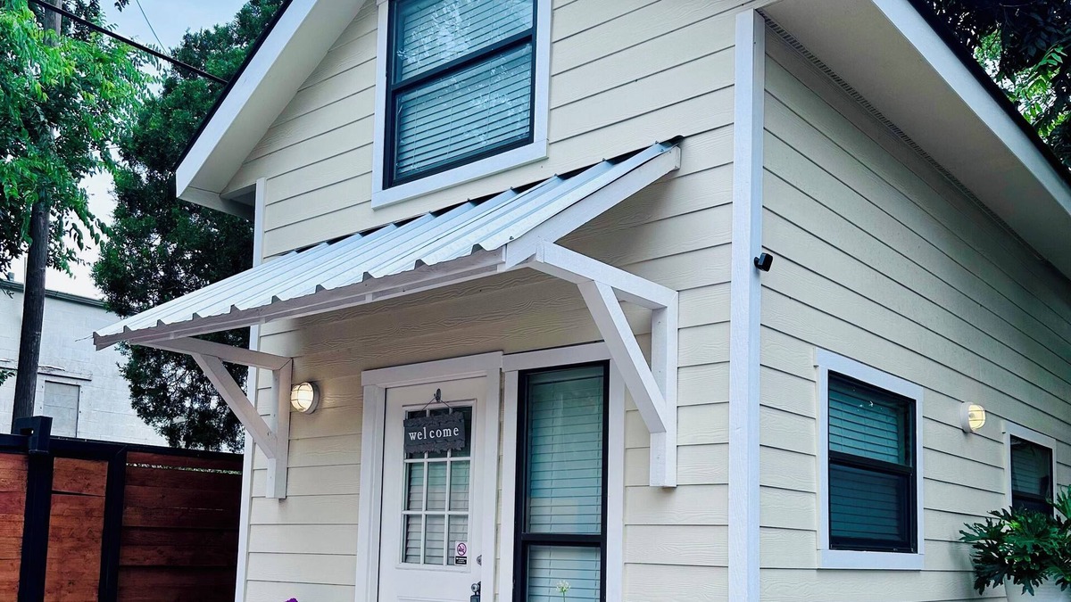 Highland Park Apartment | Tiny home in vibrant downtown San Antonio only minutes away from many sites.