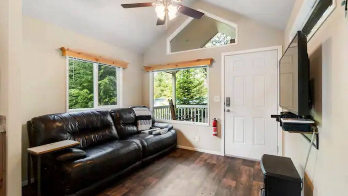 Ashford House | Tiny Home @ Mt. Rainier with hot tub, fireplace, and WiFi