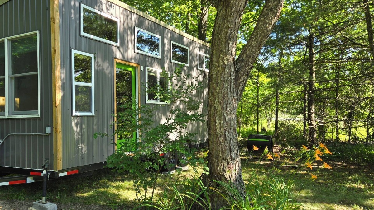 Feura Bush House | Tiny Home w/Hot Tub and Sunset View!