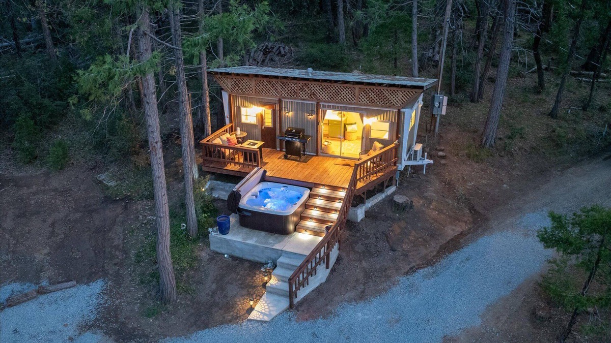 Oakhurst House | Tiny home with spa/firepit/and more!