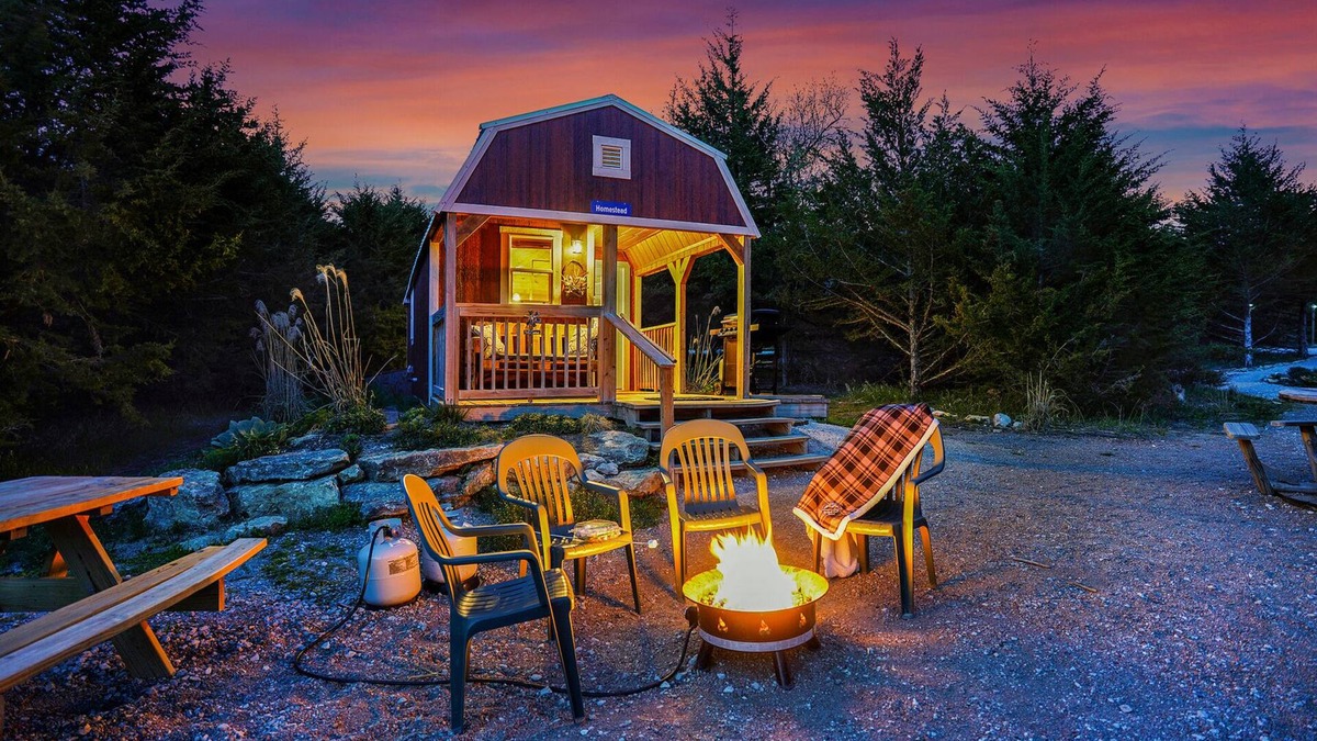 Ashland Cabin | Tiny House Cabin with Loft. 2 Queen Beds with Child Sleeper. Pet Friendly!