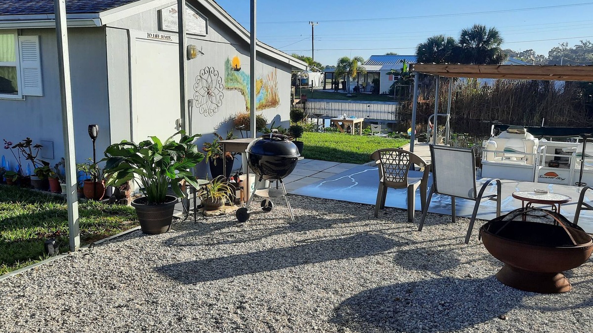 Buckhead Ridge Cottage | Tiny House Couples Retreat Lake Okeechobee