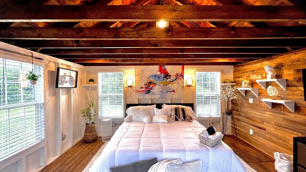 Cape Charles House | Tiny House Hideaway with King sized Bed