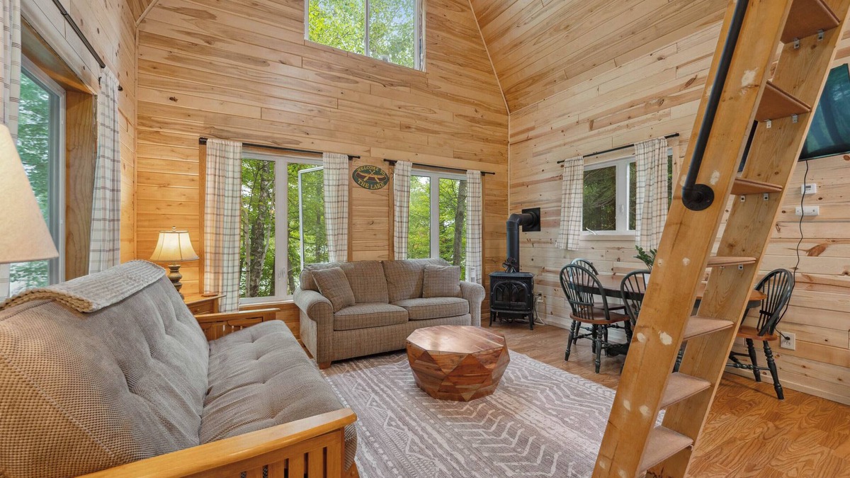 Bigfork Cabin | Tiny house with sleeping loft, full kitchen and 3/4 Bathroom with Sauna! - Pet Friendly!