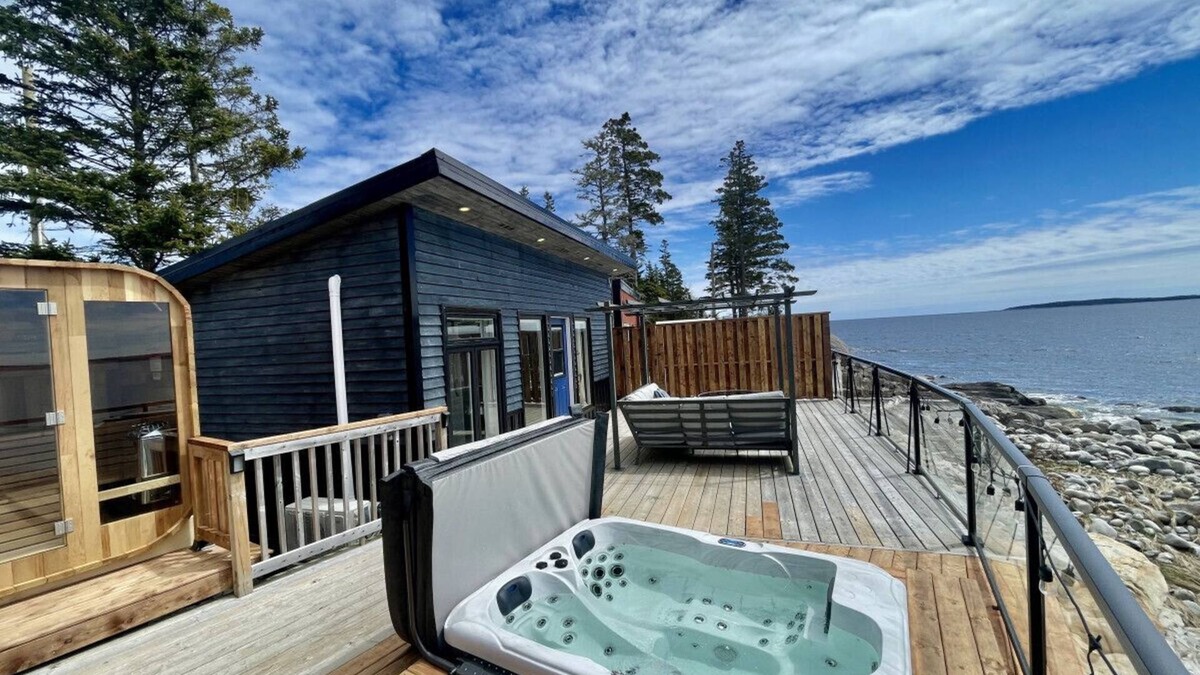 Summerville Centre House | Tiny Oceanfront Retreat - Hot and Sauna