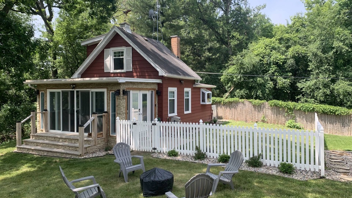 Delavan Lake Cottage | Tiny Red House near Lake Delavan
