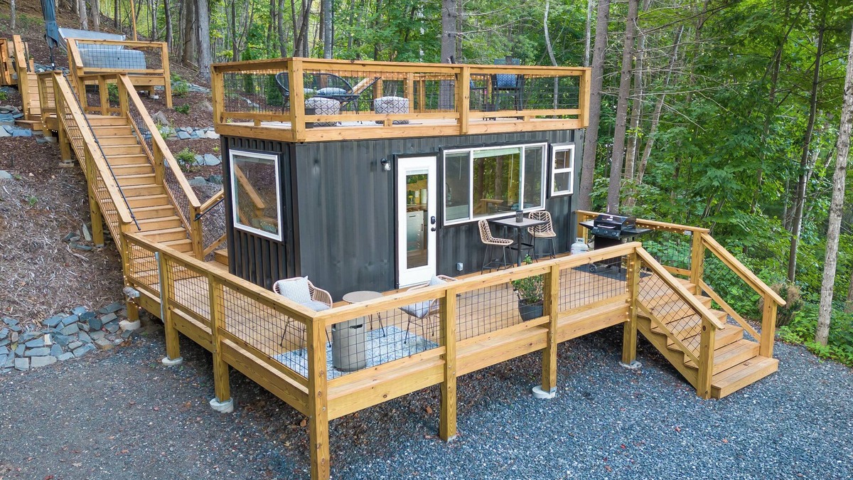 Todd Apartment | Tiny Sustainer-Hot Tub, Fire Table, Romantic Oasis