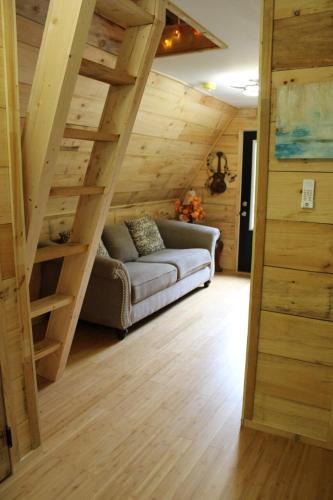 Jonesville House | Tiny Treehouse Escape with Wi-Fi and Mountain Views