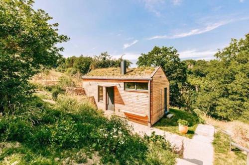 Dessighofen House | Tinyhouse Minimalus Panorama Schlafloft im Grünen