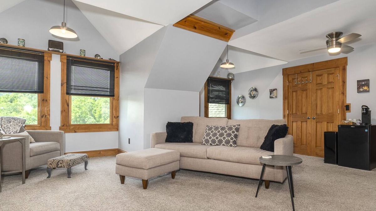 Roanoke Bed & Breakfast | Tip Top King Room - Mountain VIew