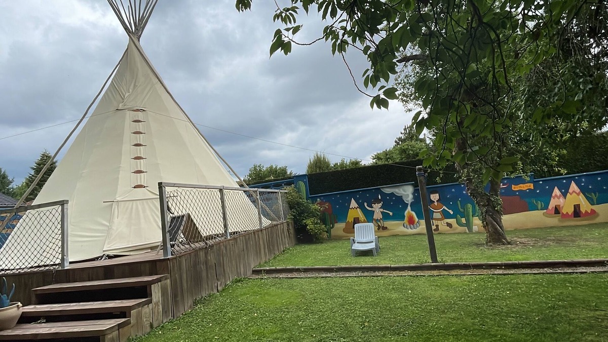 Ecurie Cabin | Tipi sleeps 8 - bathroom wc and private garden