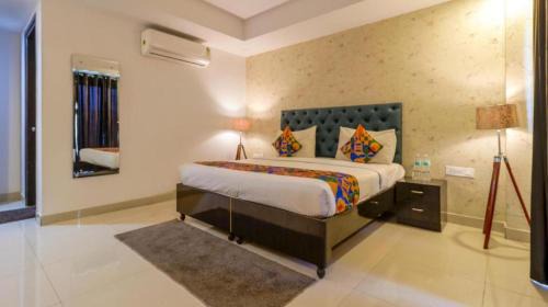 DLF Phase 5 House | Tipsyy Inn Suites 007