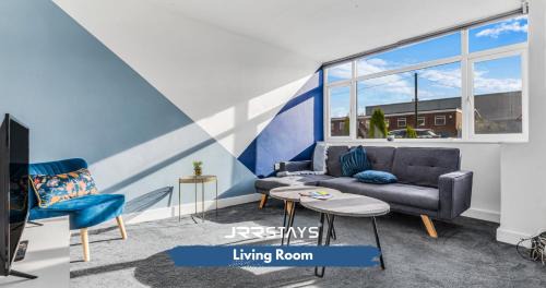 Tipton House | Tipton 3 Bedroom House Garden Sleeps 7 - JRR Stays