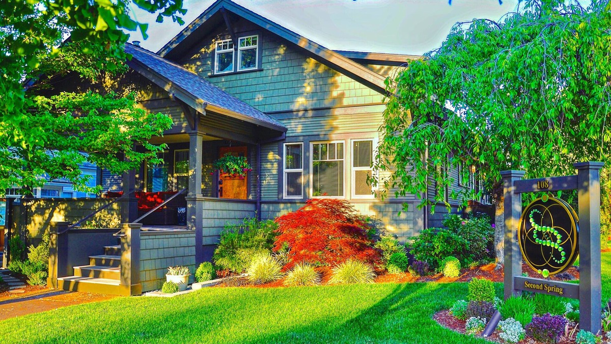 Historic Downtown District Apartment | Titania - Second Spring Property 1-3 Bedroom Luxury Rentals In Downtown Ashland
