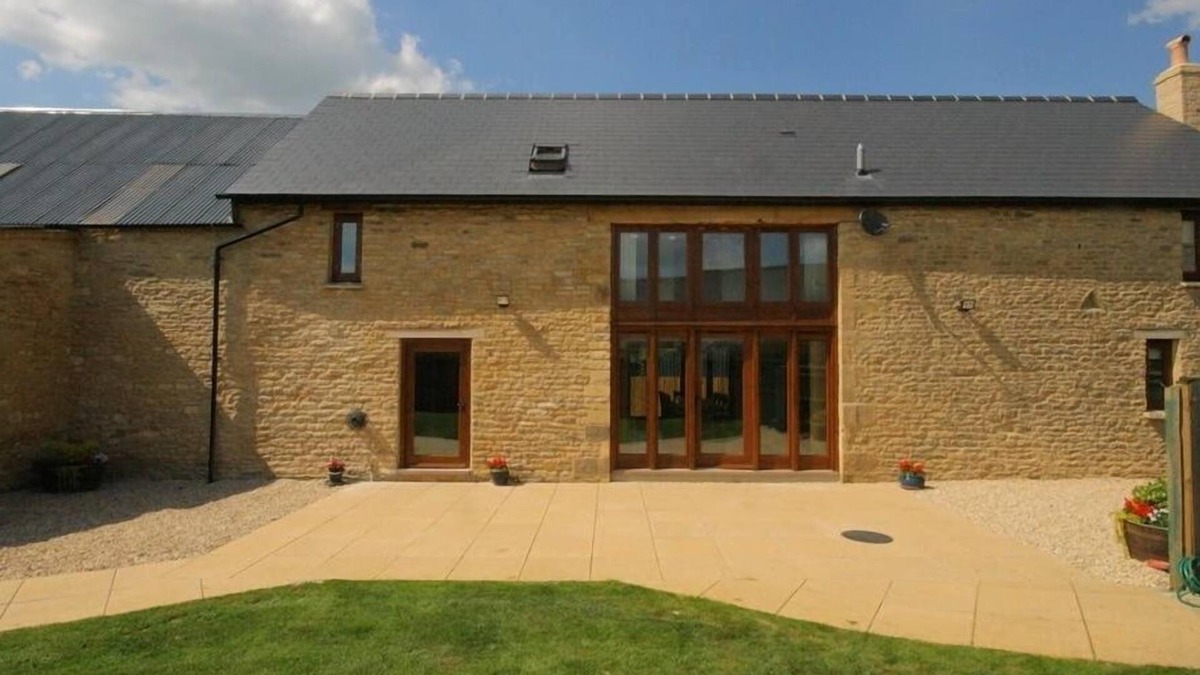 Chipping Norton Cottage | TITHE BARN, LYNEHAM, pet friendly, with open fire in Burford