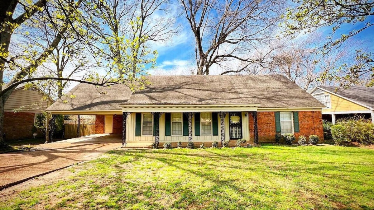 East Memphis House | tn4BR Memphis Retreat Game Backyard Prime Location