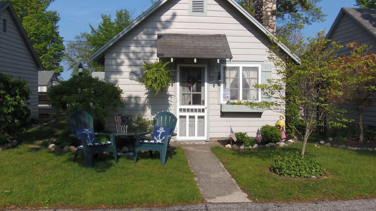 Ludington Cottage | To Ludington Cottages Parkview Cottages. Check our Fall Rates.