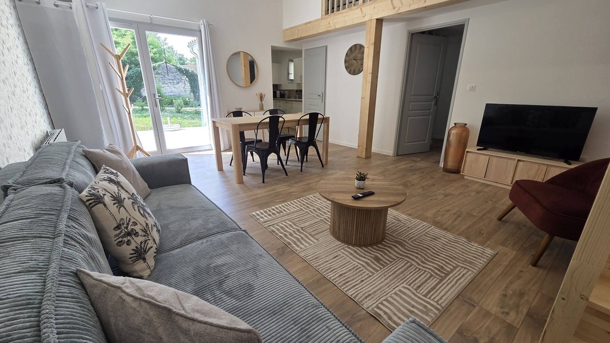 Chateauneuf-sur-Charente House | To the sound of water on the stage right