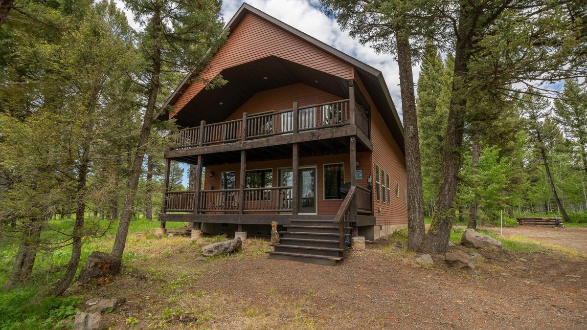 Island Park House | Toasted Marshmallow Lodge COZY CABIN Sleeps 12