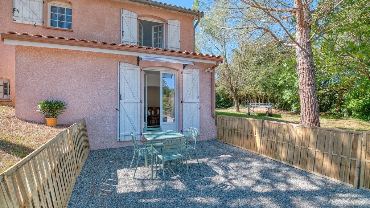 Maurens House | Toit Pour Vous - Relaxing Getaway in the Village with Garden and Pool