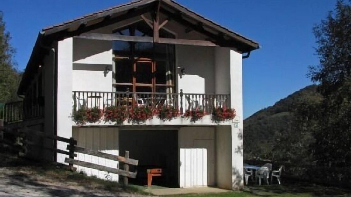 Valcarlos Cottage | Toki Ona cottage for 22 people