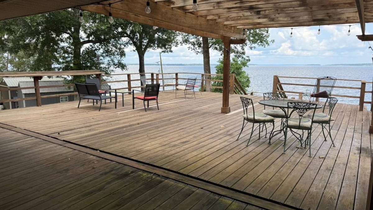 Negreet House | Toledo Sunset and all its “Big Deck Energy”