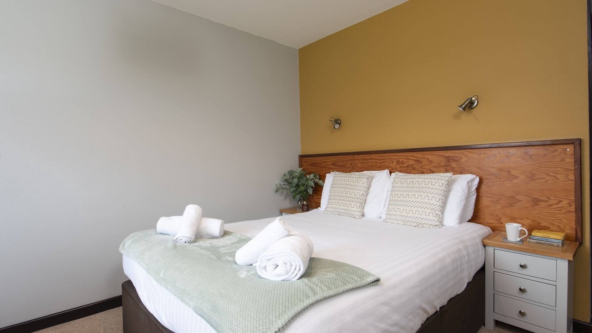 Redruth Hotel | Tolgus Dog Friendly King - 4 - a hotel room that sleeps 2 guests in 1 bedroom