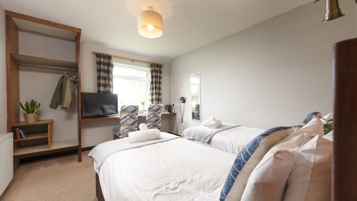 Redruth Hotel | Tolgus Dog Friendly Twin - 6 - a hotel room that sleeps 2 guests in 1 bedroom