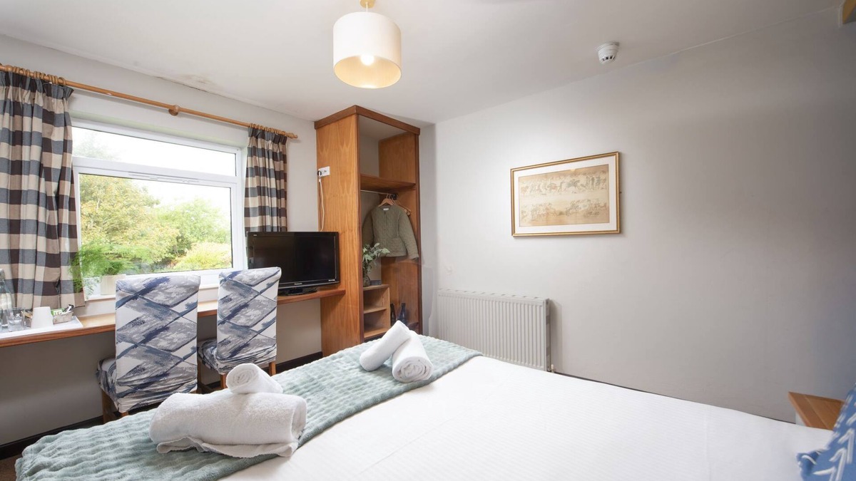 Redruth Cottage | Tolgus King Room - 3 - a hotel room that sleeps 2 guests in 1 bedroom