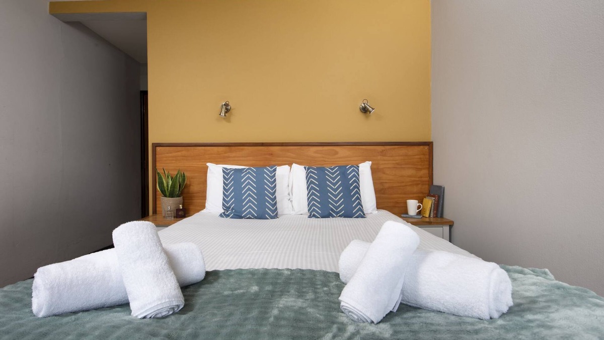 Redruth Hotel | Tolgus King Room - hotel room sleeping 2 with free wifi and parking