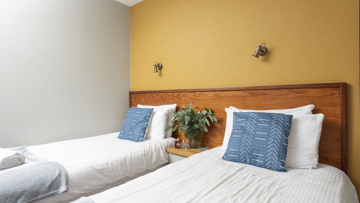 Redruth Hotel | Tolgus Twin Room - 15 - a hotel room that sleeps 2 guests in 1 bedroom