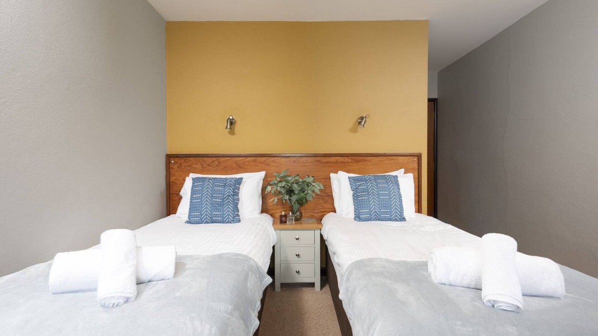 Redruth Hotel | Tolgus Twin Room - 9 - a hotel room that sleeps 2 guests in 1 bedroom