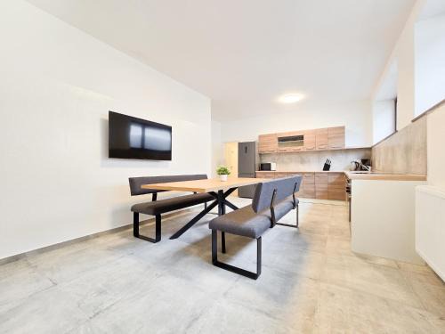 Hardterbroich-Pesch Apartment | Tolstov Apartments - 4 Room Apartment - Parking - 30 Min Messe DUS