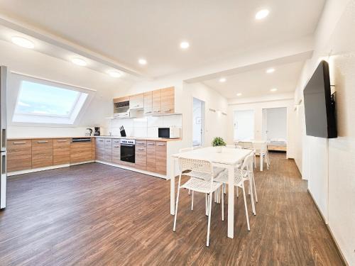 Stadtmitte Apartment | Tolstov Apartments - City Center Apartments with 5 Rooms - 10 Min Messe DUS