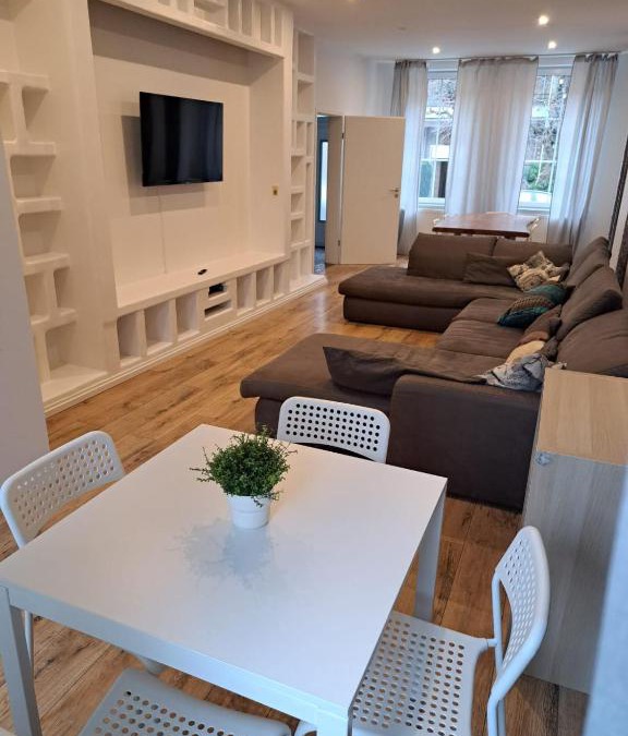 Sud Apartment | Tolstov House - 5 Room House with Terrace - 35 Min to Messe DUS