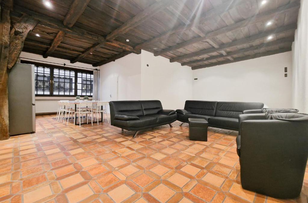 Hardterbroich-Pesch Apartment | Tolstov House - 6 Room House with Terrace and Parking - 30 Min Messe DUS